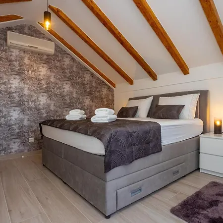 Vikendica Stone House Iris
